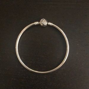 *BRAND NEW NEVER WORN* authentic pandora bangle